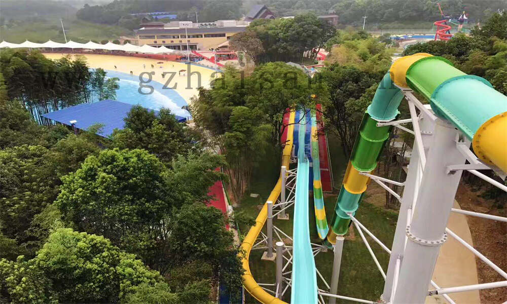 适合家庭一起游玩的水上滑梯